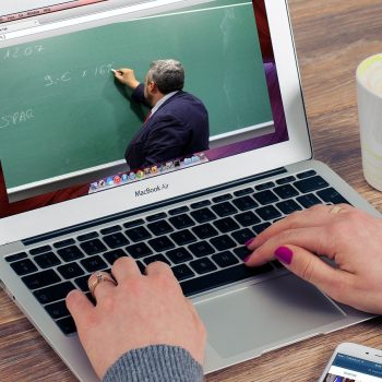 Professor im Online Seminar erklärt, welche E-Learning-Lösung geeignet ist.