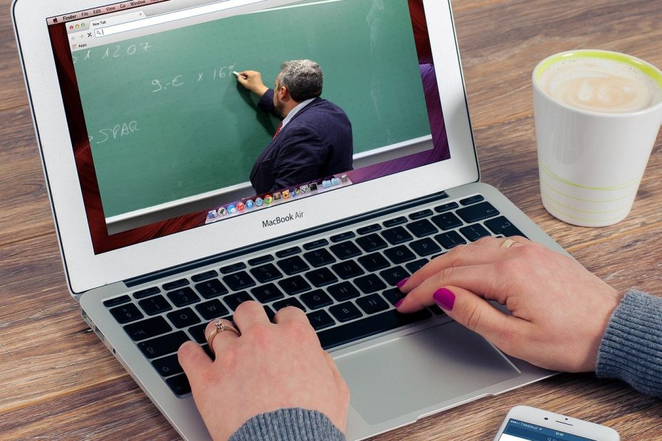 Professor im Online Seminar erklärt, welche E-Learning-Lösung geeignet ist.